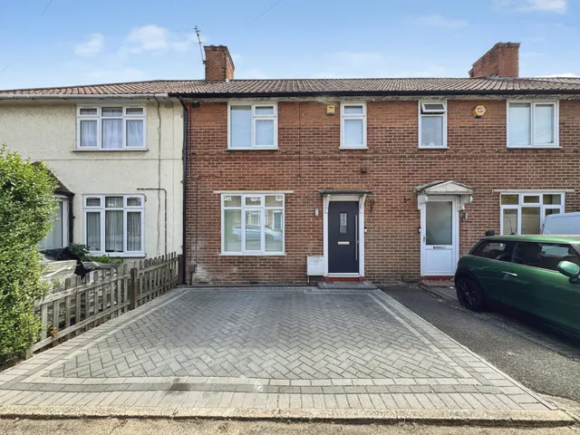 Abbots Road, Edgware, HA8, photo 1
