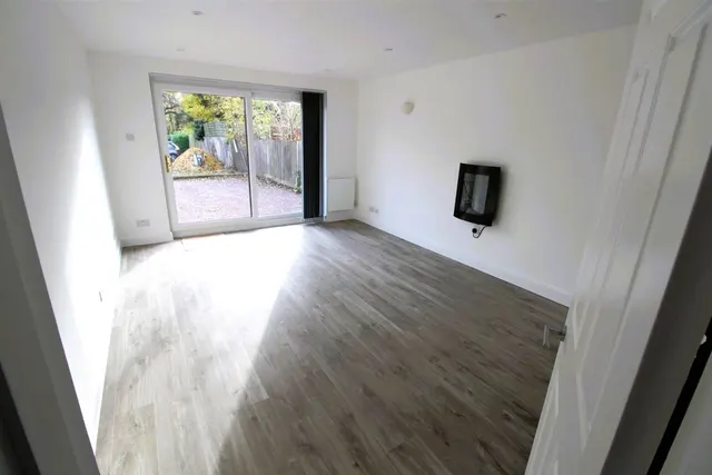 Christchurch Avenue, Chelwood Lodge, N12, photo 1