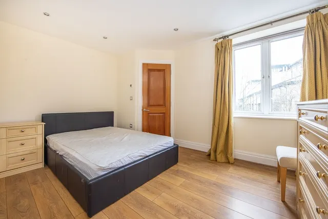 Photo 3 — Strand Drive, Richmond TW9