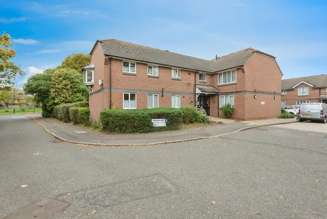 Chichester Close, Hampton, TW12, photo 1