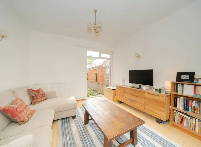 Aldbourne Road, Shepherds Bush, W12, photo 3
