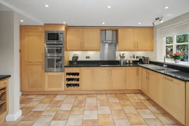 Private and Convenient Home in the He, photo 3