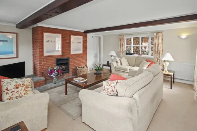 Private and Convenient Home in the He, photo 2