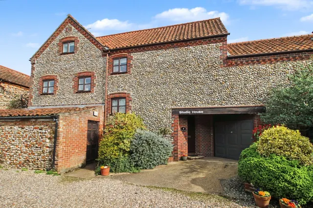 Private and Convenient Home in the He, photo 1