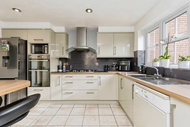 Moorland Road, Maidenbower, RH10, photo 2