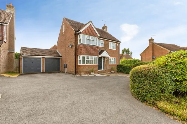 Moorland Road, Maidenbower, RH10, photo 1