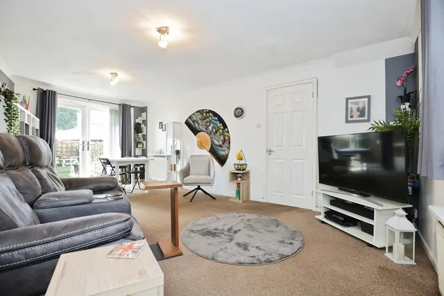 Photo 3 — Stroud Close, Banbury, Oxfordshire, OX16