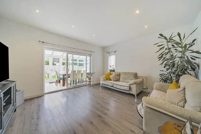 St. Thomas Drive, Pinner, HA5, photo 2