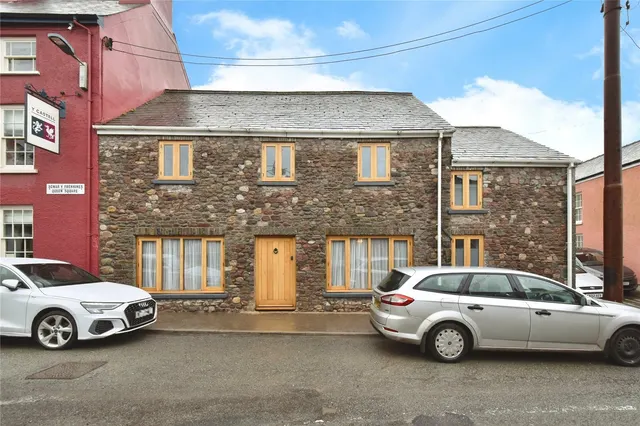 Queens Square, Llangadog, SA19, photo 2
