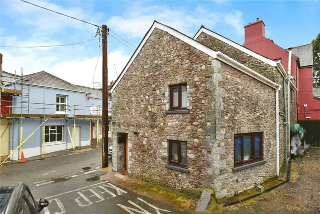 Queens Square, Llangadog, SA19, photo 3