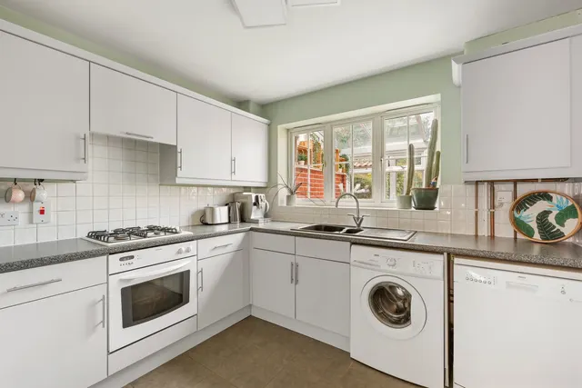 Carus Crescent, Highwoods, CO4, photo 3