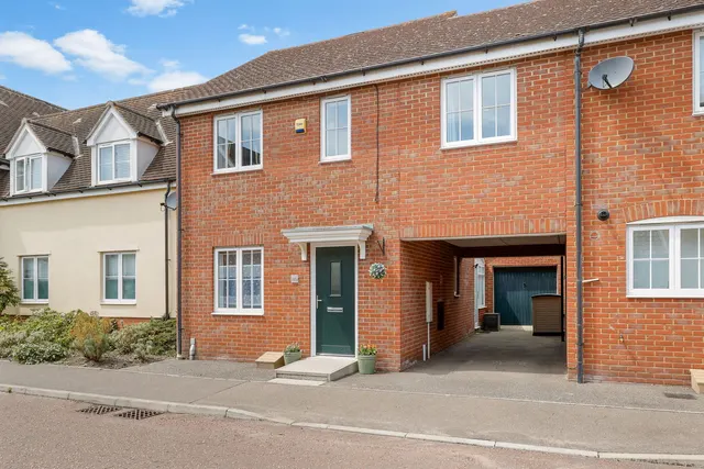 Carus Crescent, Highwoods, CO4, photo 1