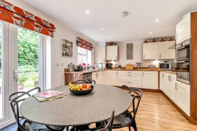 Buttinghill Drive, Cuckfield, RH17, photo 2