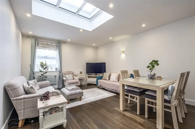 Photo 3 — High Road, Whetstone, N20