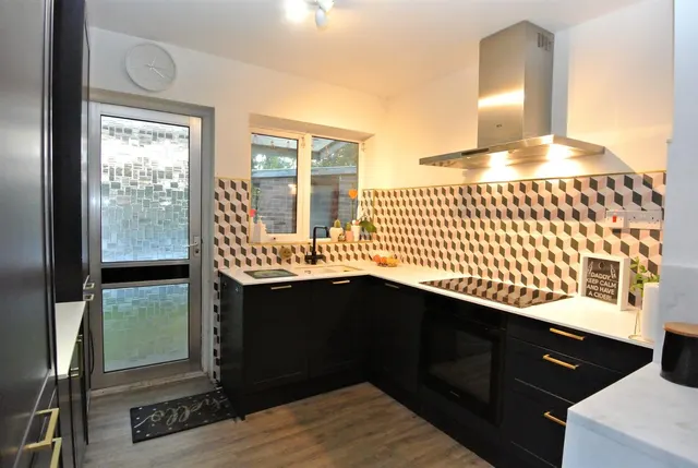 Photo 3 — Lindsay Close, Stanwell, Staines-Upon-Thames, London, TW19 7LF