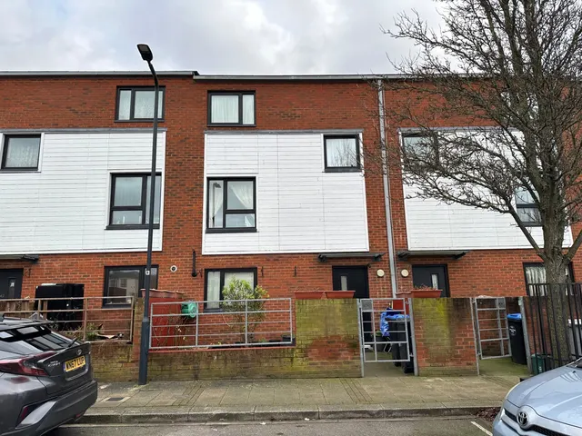 Emerald Road, London, NW10, photo 1