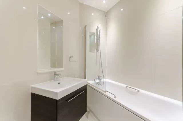 Surbiton, KT5, photo 3