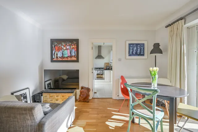 Photo 2 — 2 Standard Apartments, Crescent Road, London