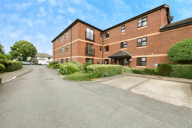 Magnolia Court, Horley, photo 1