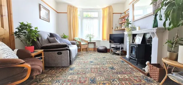 Photo 2 — Leslie Road, Rayleigh, Essex, SS6 8PB