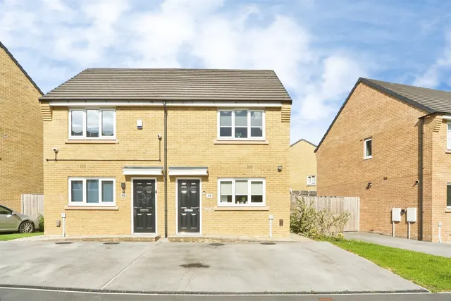 Poplars Park Avenue, BRADFORD, photo 1