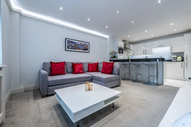 Old Brompton Road, SW5, photo 1