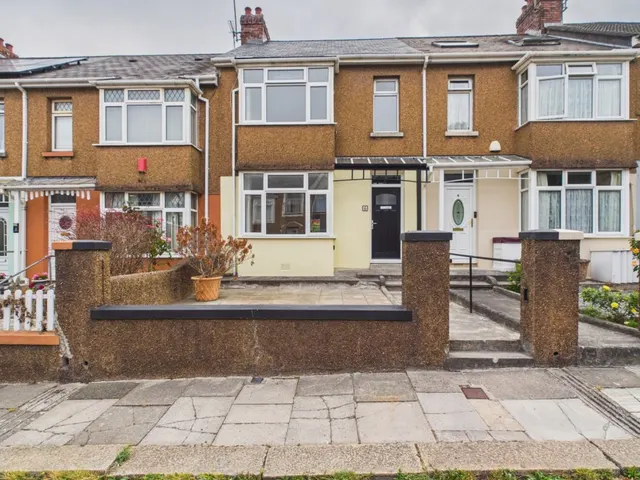 3 bedroom house — East Park Avenue, Mutley