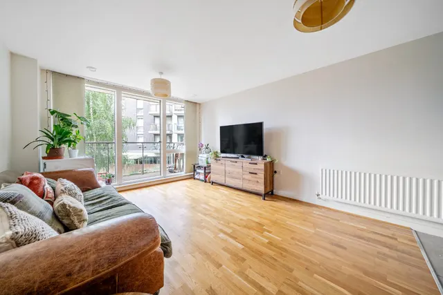 2 bedroom flat — Ealing Road, Brentford, TW8