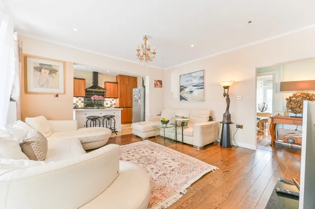 Photo 3 — 54 St Dunstans Hill, Sutton