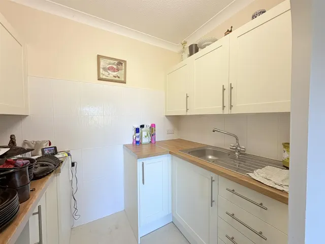 Sutton Road, Seaford, photo 3
