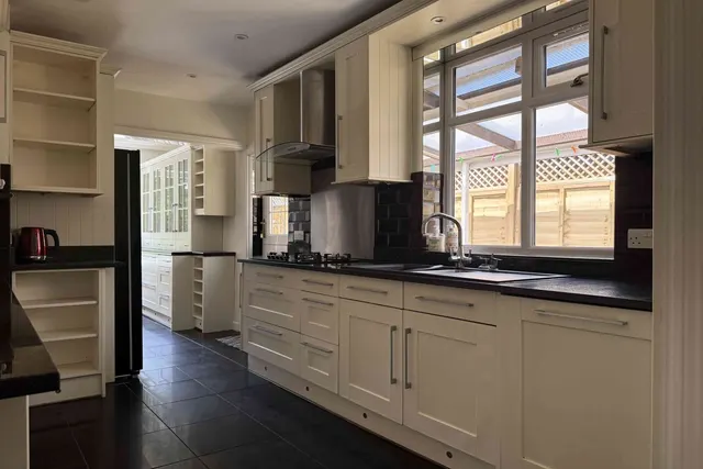 The Glade, Fetcham, KT22, photo 2