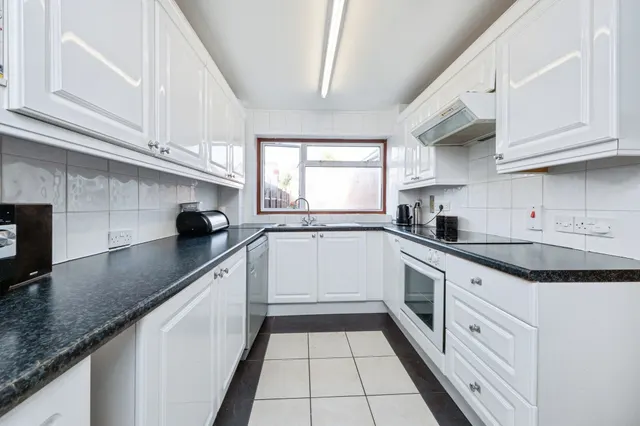 Photo 3 — Grange Close, Leighton Buzzard