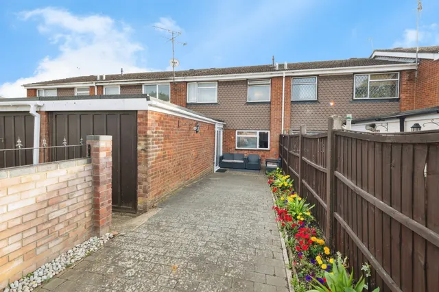 Photo 2 — Grange Close, Leighton Buzzard