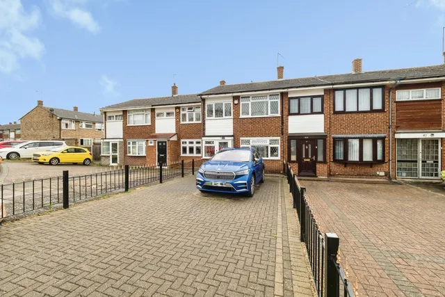 Photo 2 — Cowdray Way, Hornchurch, RM12