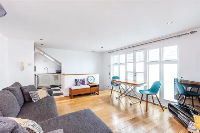 Upper Richmond Road West, London, SW14, photo 1