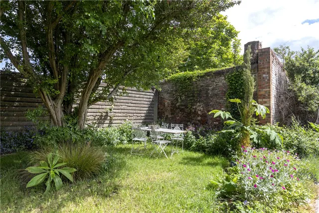 Photo 2 — Beaulieu Place, London, Ealing, W4