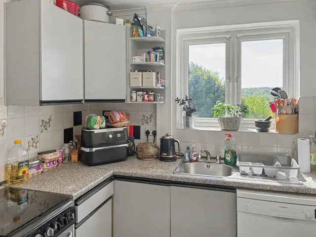 Photo 3 — Hunt Road, High Wycombe HP13 7RE