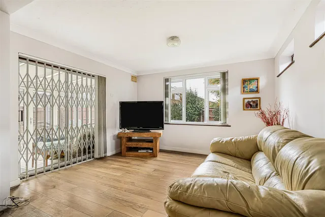 Royston Way, Burnham, photo 3