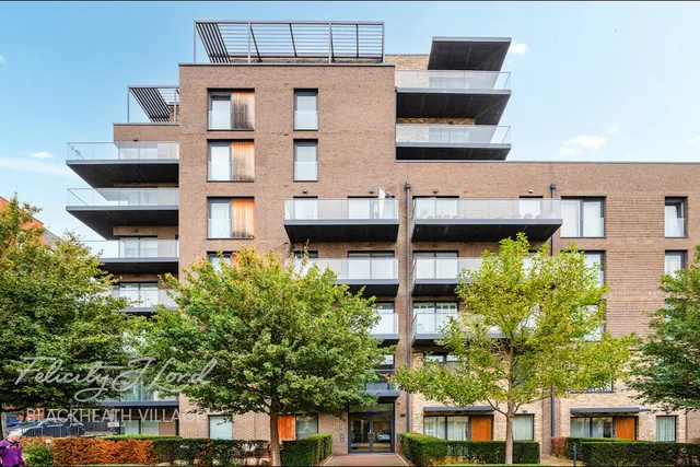 Handley Drive, London, photo 2