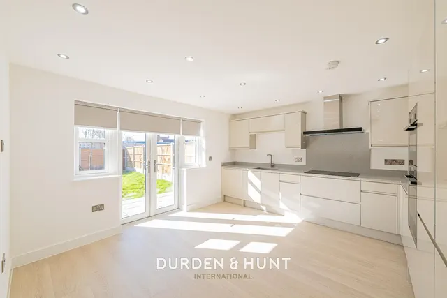 Purfleet Road, Aveley, RM15, photo 2