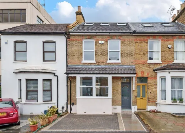 4 bedroom house — London, E18