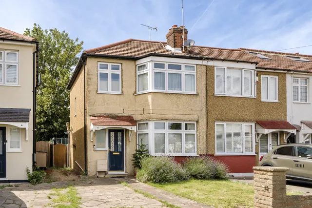 Connaught Avenue, Enfield, photo 1