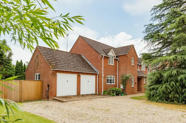 Substantial Home on 0.30 Acre Plot, photo 1