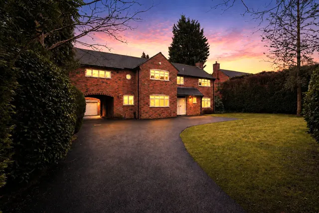 Hale, Altrincham, photo 1