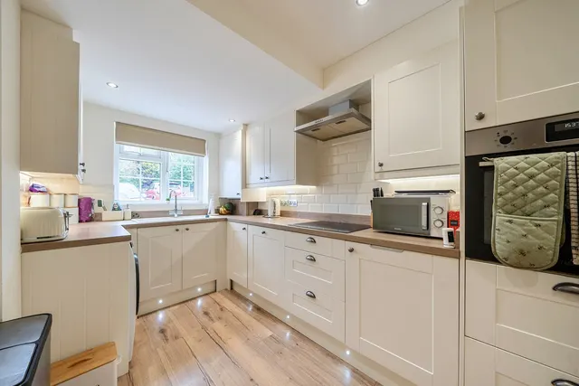 Photo 2 — Kemsley Close, DA9