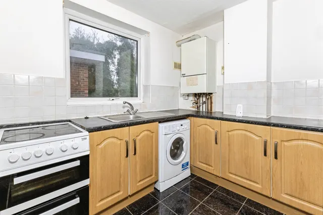 Photo 3 — Copperdale Close, Earley, Reading