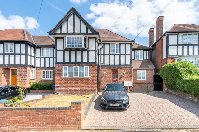 38 Barn Way, Wembley, photo 1