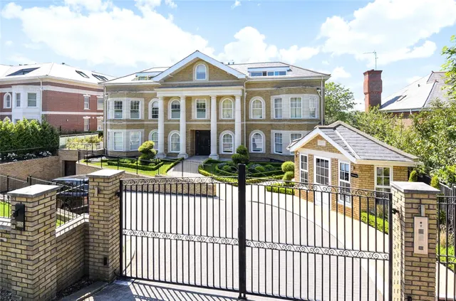 Murano House, 389 Cockfosters Road, Hadley Wood, Hertfordshire, EN4 0JS, photo 1
