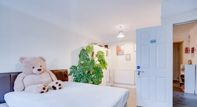 Large Three Bedroom Flat With Privat...