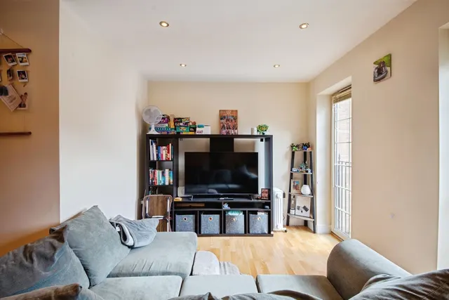 Photo 3 — Holywell Heights, Sheffield, S4